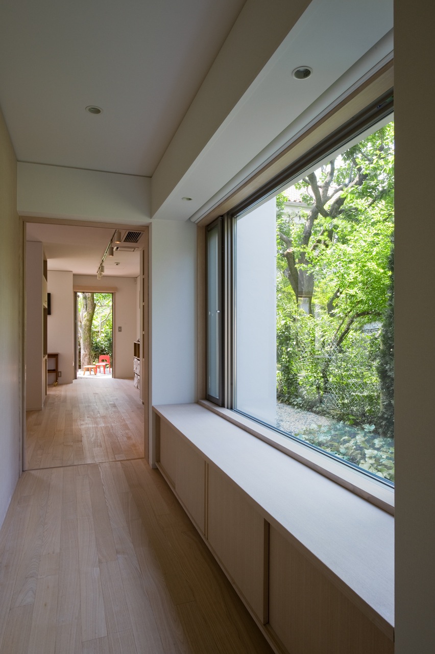 Second floor corridor towards family room	   Second floor corridor towards family room